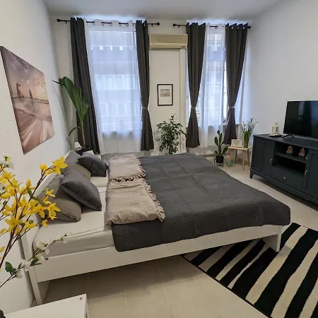 Schoenes Im Zentrum Von Ii דירה *